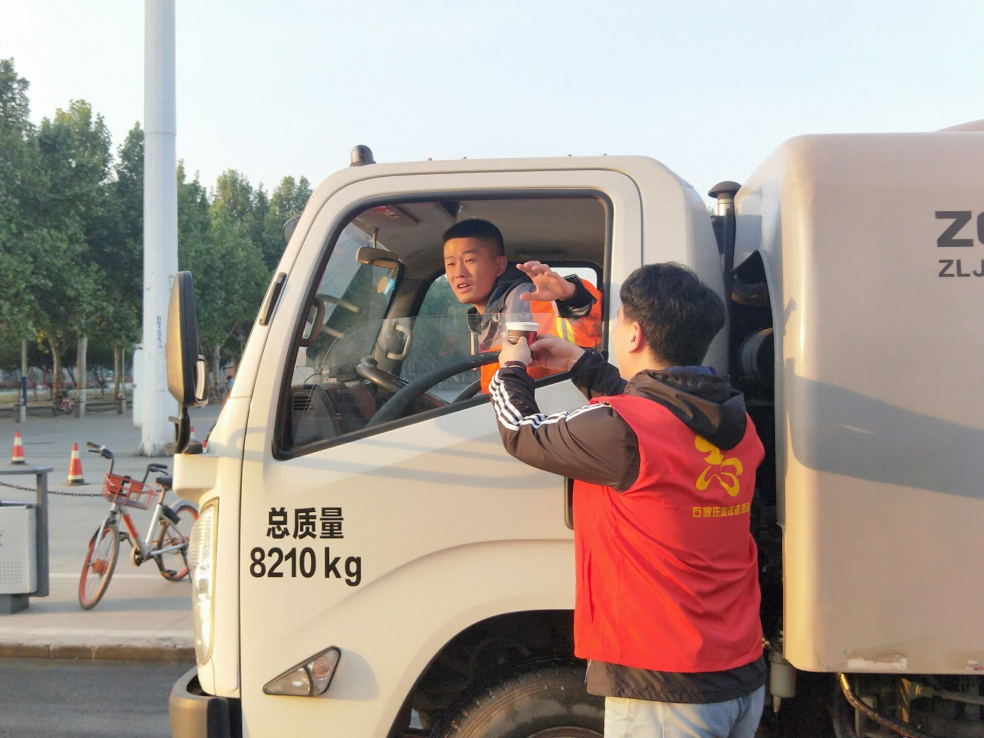 (正能量图片)《做新时代雷锋 地铁青年在行动》