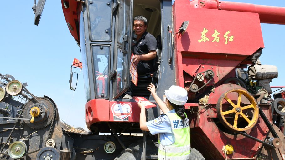 邯郸广平：交警深入田间地头 护航“三夏”丰收路