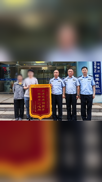 高速堵车 司机突发疾病求助  执勤辅警徒步四公里找到滞留车辆 #高速交警 #疾病 #送医
