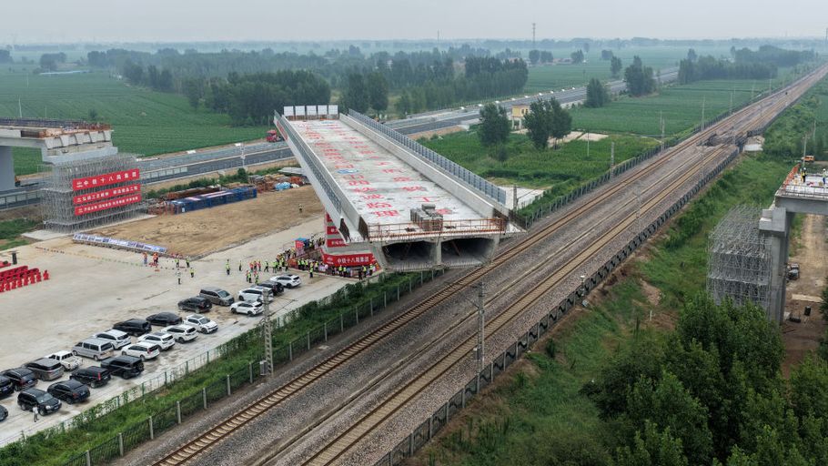 河北：衡德高速公路改扩建工程跨石德铁路转体桥成功转体