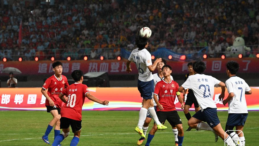 荷兰传奇球星斯内德助阵 2026邯郸U18青少年足球挑战赛开赛