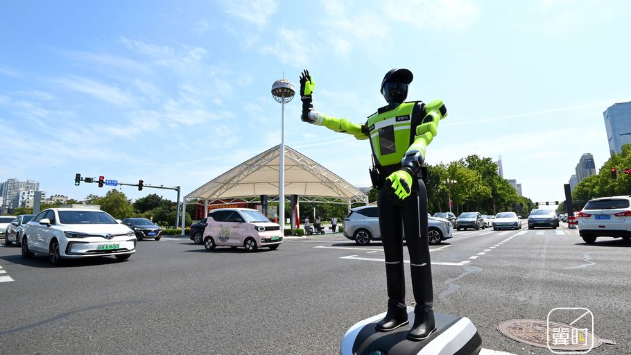 河北邯郸：科技兴警添新“战友” 人形机器人交警上岗执勤