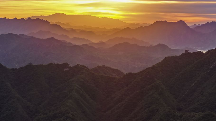 唐山：晨光秋水映长城