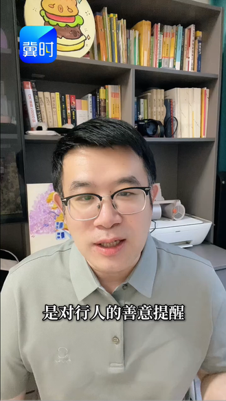 博主给沉降井盖画白圈，城管局先约谈后感谢。城市治理得依靠群众！