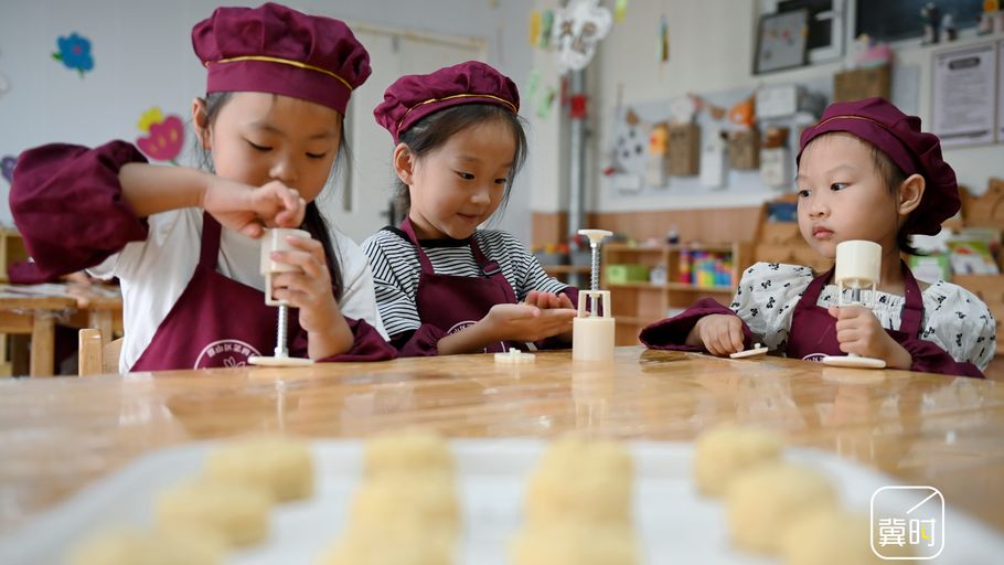 河北邯郸：萌娃做月饼 喜迎中秋