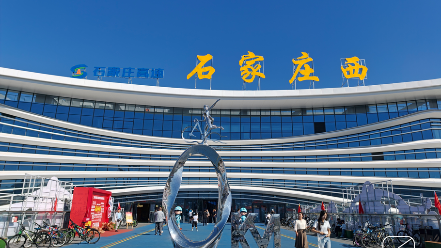 一路上有“我” | 从“歇脚点”到“打卡地”：服务区背后的假日守路人