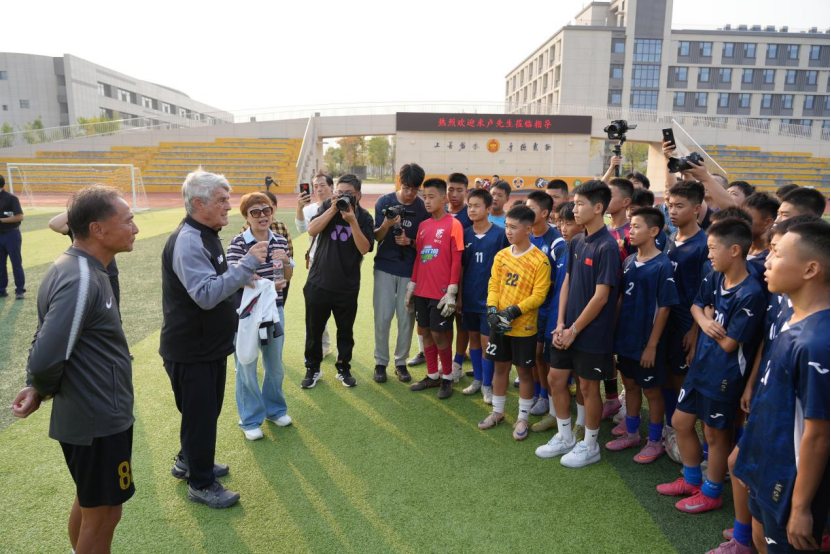 足坛名帅米卢走进河北省新型足球学校指导青少年足球人才培养(图3)