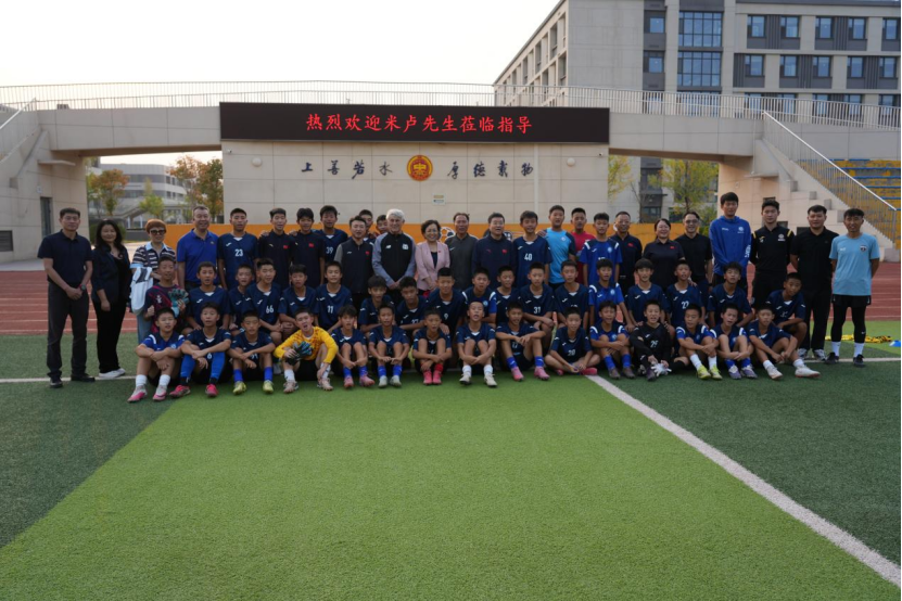 足坛名帅米卢走进河北省新型足球学校指导青少年足球人才培养(图1)
