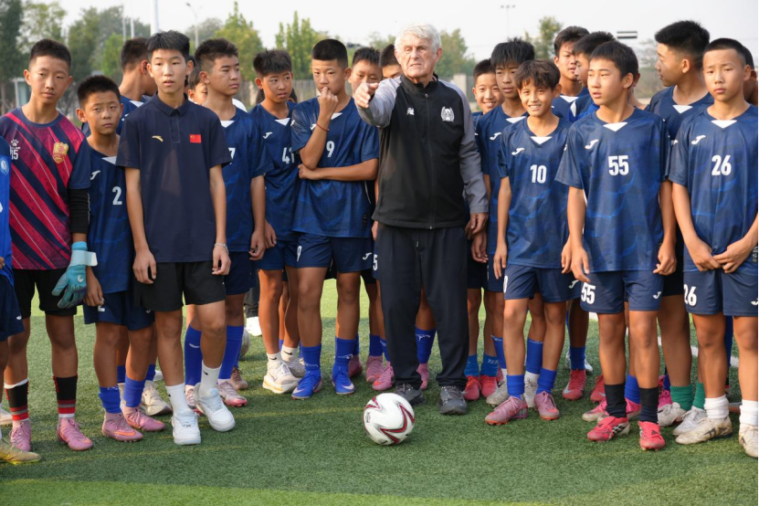 足坛名帅米卢走进河北省新型足球学校指导青少年足球人才培养(图4)