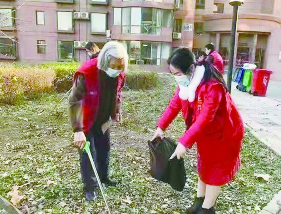 社区 社区居委会每周六都有志愿活动后,郭素改每周都会准时参加活动,从不缺席。