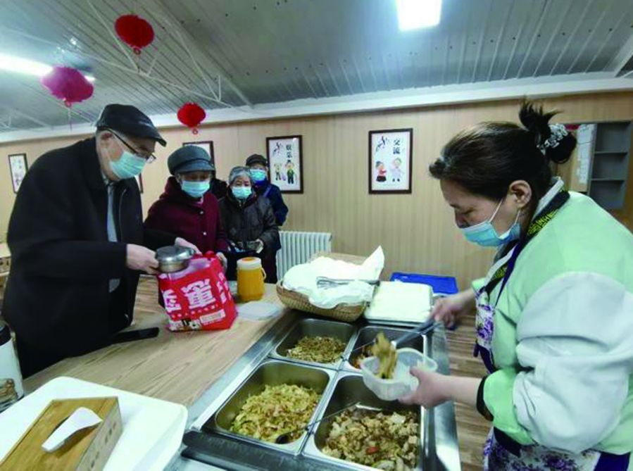 社区 “幸福食堂”有越来越多的老年人来用餐