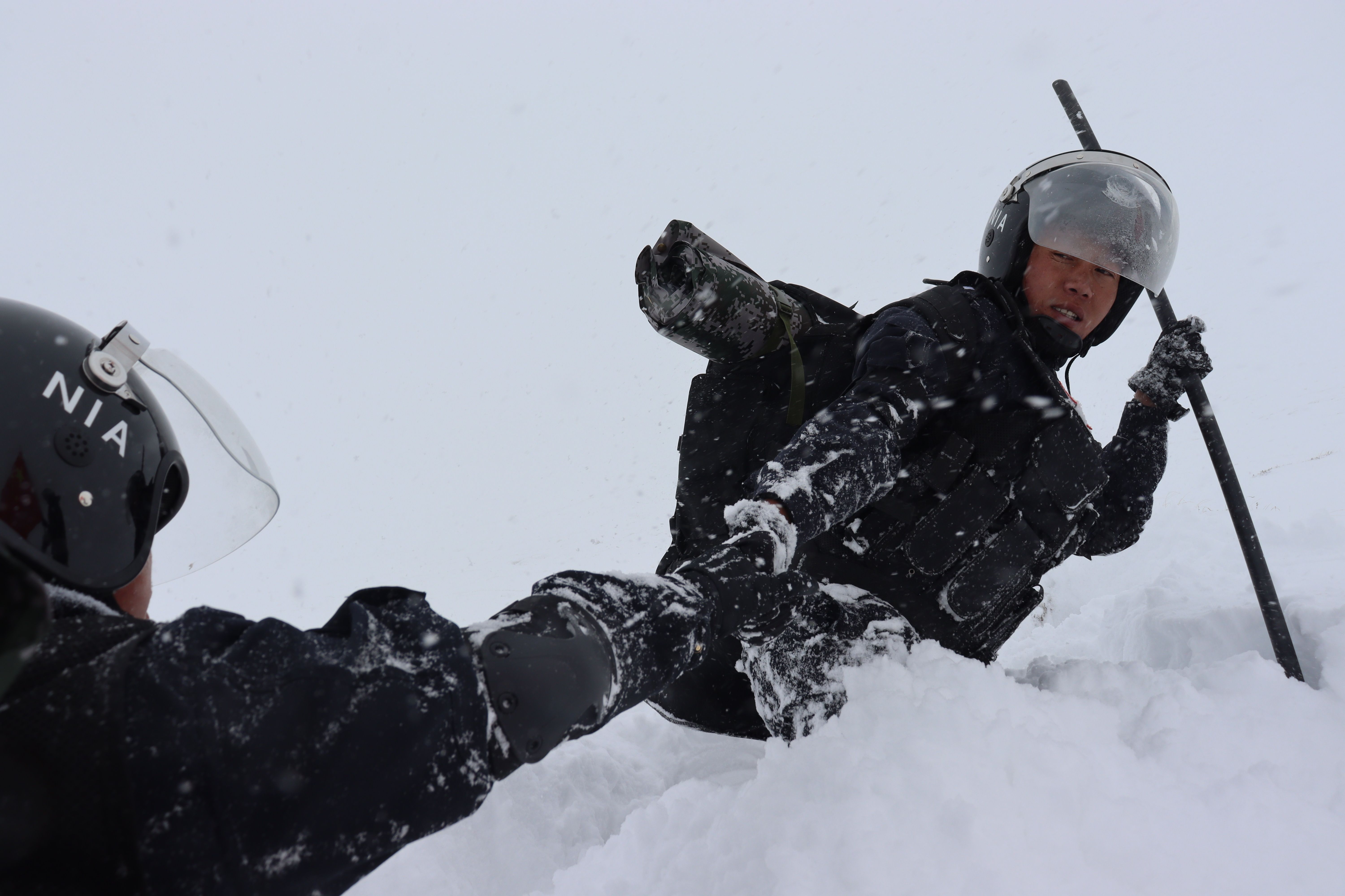 图为亚热边境派出所民警雪中巡逻.JPG