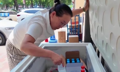一瓶冰水一份温情 爱心冰柜降了温更暖了心