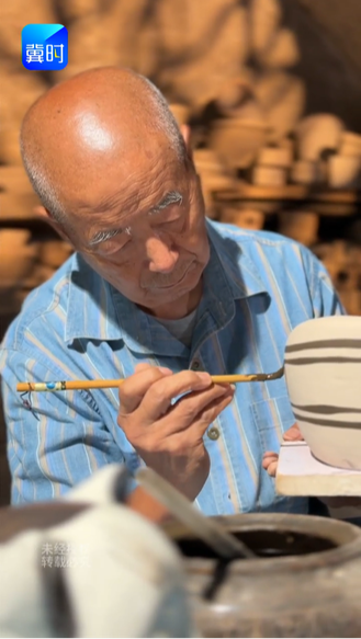 我不是艺术家。作品摆进人民大会堂的国家级陶瓷大师，一辈子只认自己是陶瓷工人。
