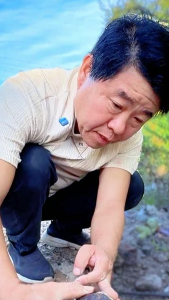 穿拖鞋的工艺美术大师，满山捡石头，我们脚下的碎石头，在他眼里都是颜色。釉下五彩、黑土烧白瓷，磁州窑千年窑火靠一代代不肯撒手的人守着。